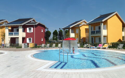 Lido di Jesolo 649: L'Eau, Fenêtre, Ciel, Bâtiment, Piscine, Bleu Azur, Maison, Loisir, Zone Résidentielle, Ombre