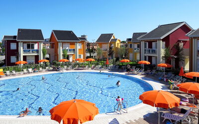 Lido di Jesolo 649: Bâtiment, Ciel, Propriété, Fenêtre, Bleu Azur, Maison, Piscine, Chaise, Architecture, Ombre