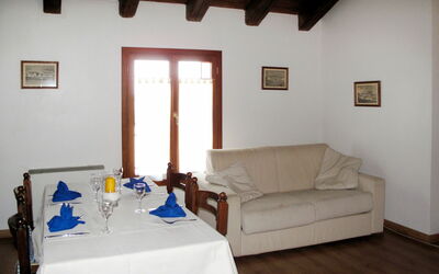 Agriturismo Rechsteiner 602.1: Pièce, Propriété, Meubles, Salon, Bâtiment, Sol, Design Intérieur, Maison, Table, Plafond