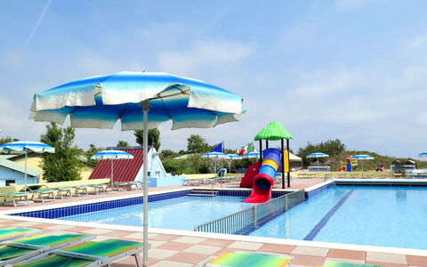 Rosolina Mare 627: L'Eau, Ciel, Nuage, Piscine, Plante, Parapluie, Mobilier De Jardin, Ombre, Bâtiment, Arbre