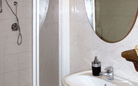 Gabicce Mare 603: Salle De Bains, Propriété, Pièce, Robinet, Miroir, Luminaire Plomberie, Mur, Tuile, Lavabo, Design Intérieur