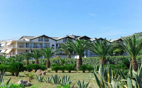 Roseto degli Abruzzi 604: Végétation, Recours, Attalea Speciosa, Vacances, Immobilier, Plante, Bâtiment, Arbre, Palmier, Tropiques