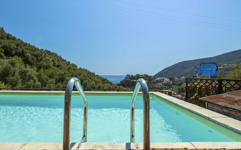 Moneglia 665: L'Eau, Ciel, Ressources En Eau, Piscine, Plante, Bleu Azur, Rectangle, Paysage Naturel, Arbre, Bois