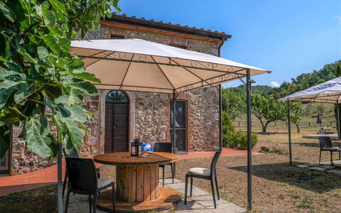 Prata 608: Table, Ciel, Ombre, Plante, Mobilier De Jardin, Bois, Arbre, Tableau De Plein Air, Porte, Loisir