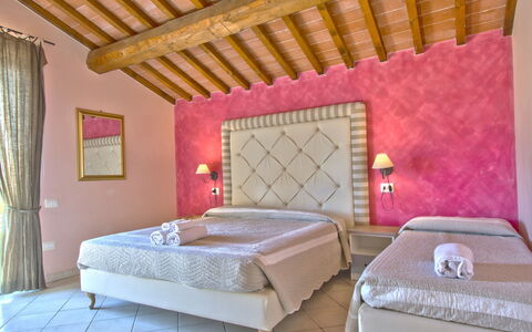 Riparbella 621: Chambre, Pièce, Meubles, Lit, Propriété, Design Intérieur, Mur, Cadre De Lit, Plafond, Matelas