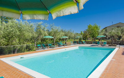 Casale Marittimo 607: L'Eau, Ciel, Plante, Propriété, Jour, Piscine, Bâtiment, Vert, Bleu Azur, Ombre