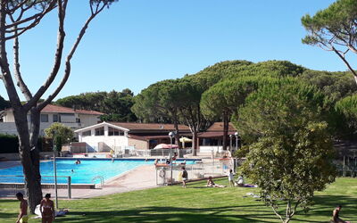 Marina Di Bibbona 616: Plante, L'Eau, Ciel, Propriété, Arbre, Vert, Bâtiment, Piscine, Ombre, Loisir