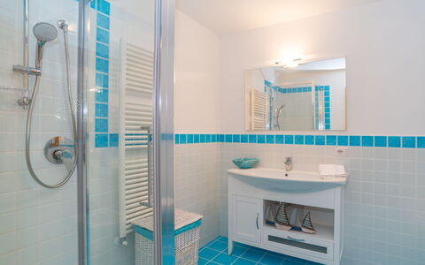 Mare Blù: Luminaire Plomberie, Miroir, Évier, Propriété, Tete De Douche, Robinet, Bleu, Salle De Bains, Bleu Azur, Panneau De Douche