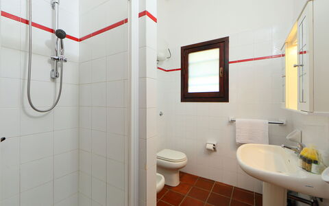 Costa Rei 651: Luminaire Plomberie, Propriété, Évier, Tete De Douche, Miroir, Produit, Salle De Bains, Bâtiment, Violet