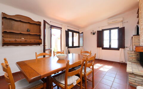 Costa Rei 651: Table, Meubles, Propriété, Bâtiment, Fenêtre, Chaise, Bois, Sol, Design Intérieur, Cuisine