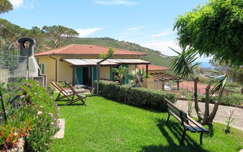 Capoliveri 630: Plante, Ciel, Nuage, Propriété, Bâtiment, Arbre, Lot Terre, Maison, Herbe, Paysage Naturel