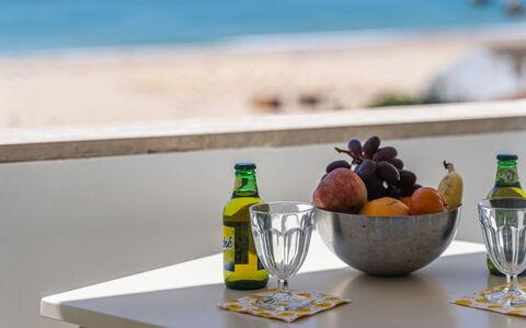Avó Lucy: Aliments, Table, Vaisselle, Meubles, L'Eau, Bouteille, Fruit, Drinkware, Assiette, Chaise