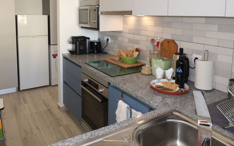 Avó Lucy: Evier, Comptoir, Évier, Propriété, Cabinetry, Robinet, Appareil De Cuisine, Cuisine, Cuisinière, Luminaire Plomberie