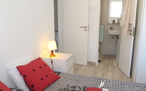Avó Lucy: Propriété, Confort, Bâtiment, Design Intérieur, Sol, Sol, Lampe, Bois, Mur