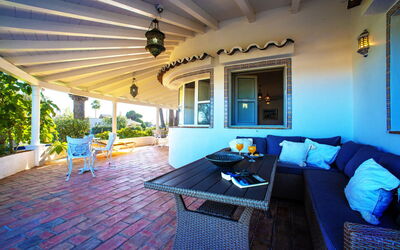 Luz Romana A1 603.4: Bleu, Table, Bleu Azur, Canapé, Architecture, Plante, Design Intérieur, Salon, Sol, Sol