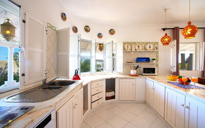 Luz Romana A2 603.2: Comptoir, Cabinetry, Evier, Propriété, Évier, Robinet, Luminaire Plomberie, Cuisine, Éclairage, Bois