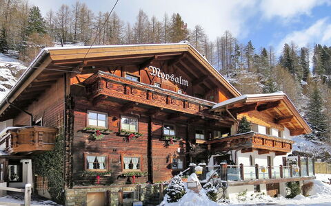 Moosalm: Nuage, Ciel, Neige, Bâtiment, Fenêtre, Plante, Maison, Arbre, Pente, Chalet