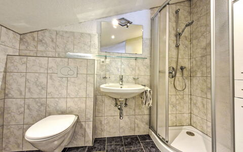 Simone: Design Intérieur, Sol, Sol, Plafond, Luminaire Plomberie, Salle De Bains, Pièce, Plomberie, Douche, Lavabo