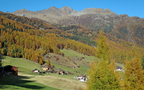 Simone: Ciel, Montagne, Plante, Arbre, Paysage Naturel, Mélèze, Pente, Herbe, Montagnes, Terrain