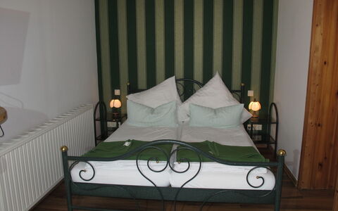 Schwarbe 647: Lit, Meubles, Pièce, Cadre De Lit, Chambre, Propriété, Matelas, Le Fer, Design Intérieur, Architecture