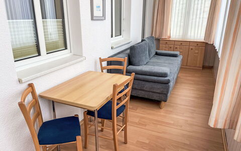 Villa Imperator: Table, Meubles, Canapé, Bâtiment, Propriété, Fenêtre, Bois, Confort, Chaise, Cadre