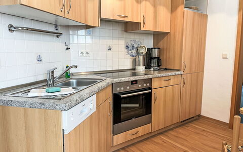 Villa Imperator: Cabinetry, Comptoir, Evier, Évier, Bâtiment, Cuisinière, Robinet, Cuisine, Bois, Appareil De Cuisine