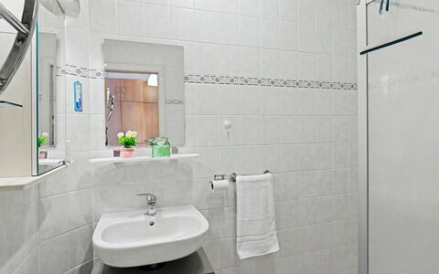 Bergstraße: Luminaire Plomberie, Salle De Bains, Lavabo, Design Intérieur, Évier, Sol, Robinet, Sol, Plomberie, Pièce