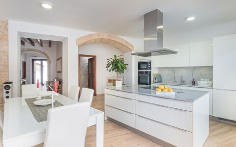 Cordella: Comptoir, Cabinetry, Meubles, Bâtiment, Canapé, Plante D'Appartement, Bois, Table, Cuisine, Salon