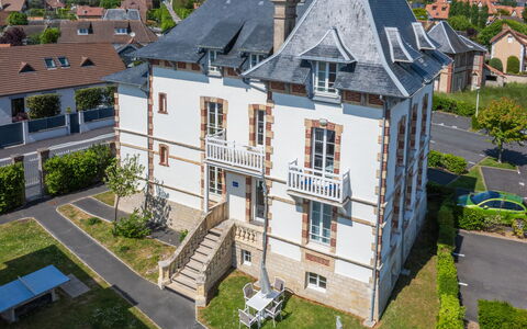Cabourg 633: Fenêtre, Façade, Architecture, Porte, Domicile, Biens, Manoir, Fenêtre À Guillotine, Balcon, Villa