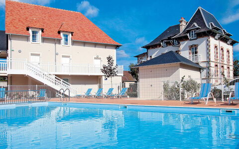 Cabourg 633: Bleu, Piscine, Propriété, Bâtiment, Maison, Ville, Architecture, Ciel, Domicile, Immobilier