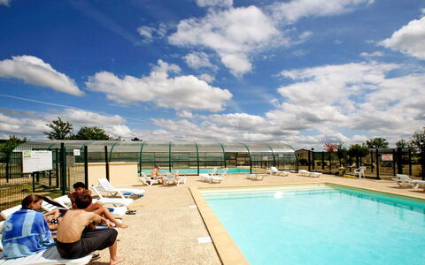 Beynat 615: Nuage, Ciel, L'Eau, Piscine, Bleu Azur, Balancelle, Ombre, Mobilier De Jardin, Arbre, Plan D'Eau