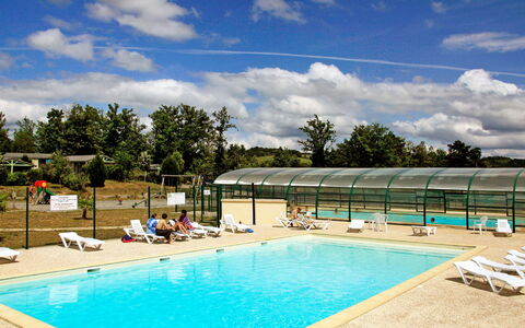 Beynat 615: L'Eau, Ciel, Nuage, Propriété, Piscine, Chaise, Bleu Azur, Arbre, Plante, Ombre