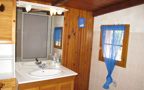 Les Campaou: Miroir, Robinet, Armoire De Toilette, Cabinetry, Évier, Propriété, Luminaire Plomberie, Lavabo, Salle De Bains, Bois
