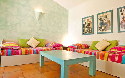 Casale di Mare (Pvc130) 698.1: Meubles, Pièce, Design Intérieur, Table, Propriété, Sol, Mur, Salon, Jaune, Orange