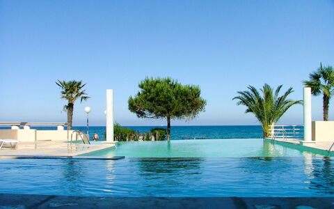 Moriani-Plage 623: L'Eau, Ciel, Bleu, Piscine, Arbre, Arecales, Plante, Ombre, Mobilier De Jardin, Loisir