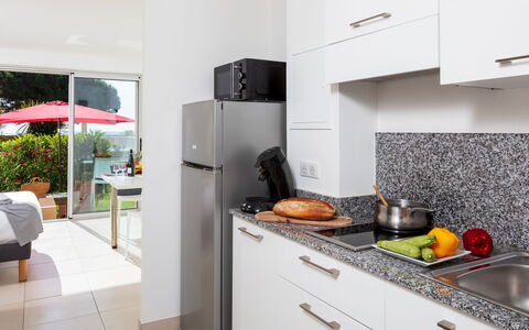 Moriani-Plage 623: Cabinetry, Cuisinière, Comptoir, Appareil De Cuisine, Plante, Cuisine, Gaz Poele, Bois, Électroménager, Sol