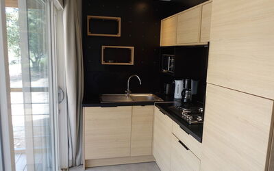 Cala di Sole 607.5: Évier, Propriété, Comptoir, Robinet, Cabinetry, Evier, Luminaire Plomberie, Bois, Cuisine, Design Intérieur