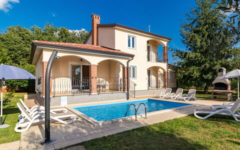 Lara: Ciel, Bâtiment, Plante, Fenêtre, Piscine, Maison, Arbre, Chaise, Nuage, Porte