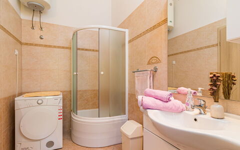 Lara: Salle De Bains, Pièce, Propriété, Luminaire Plomberie, Design Intérieur, Tuile, Architecture, Immobilier, Maison, Sol