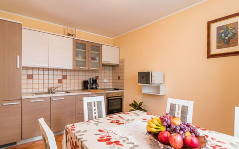 Lara: Pièce, Propriété, Meubles, Design Intérieur, Bâtiment, Sol, Jaune, Plafond, Maison, Immobilier