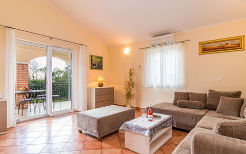 Lara: Pièce, Propriété, Meubles, Bâtiment, Design Intérieur, Salon, Immobilier, Sol, Maison, Table