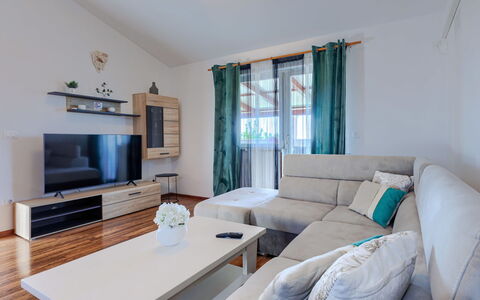 Sandra: Meubles, Design Intérieur, Sol, Sol, Salon, Canapé, Pièce, Domicile, Éclairage, Table