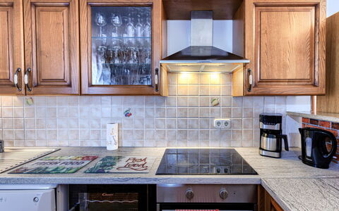 Sandra: Cuisine, Appareil De Cuisine, Comptoir, Cabinetry, Principaux Appliance, Evier, Électroménager, Bois, Sol, Design Intérieur
