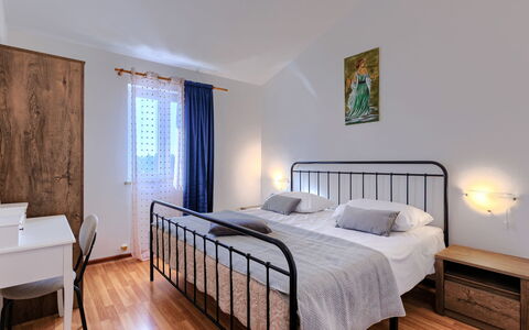 Sandra: Lit, Meubles, Design Intérieur, Chambre, Literie, Drap De Lit, Pièce, Plafond, Sol, Bois