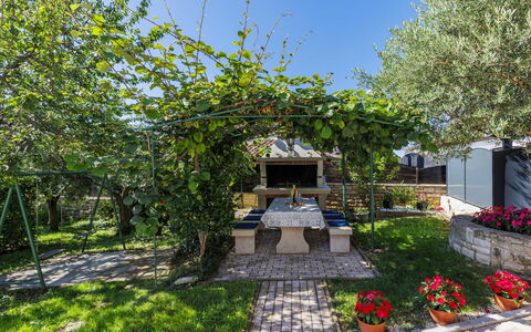 Sandra: Ombre, Jardin, Aménagement Paysager, Dalle, Cour, Pot De Fleur, Passerelle, Cour, Arrière-Cour