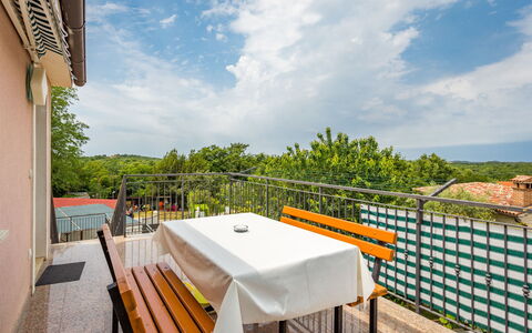 Sandra: Nuage, Ciel, Table, Mobilier De Jardin, Ombre, Bâtiment, Bois, Architecture, Design Intérieur, Loisir
