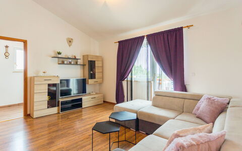 Sandra: Canapé, Meubles, Table, Cadre, Confort, Bois, Salon, Design Intérieur, Rideau, Bâtiment