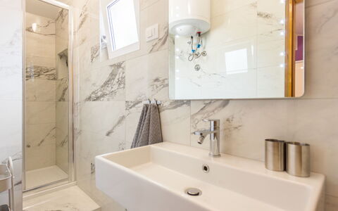 Sandra: Miroir, Robinet, Luminaire Plomberie, Propriété, Évier, Baignoire, Salle De Bains, Lavabo, Design Intérieur