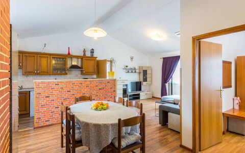 Sandra: Table, Meubles, Propriété, Chaise, Cabinetry, Bois, Design Intérieur, Orange, Cuisine, Comptoir
