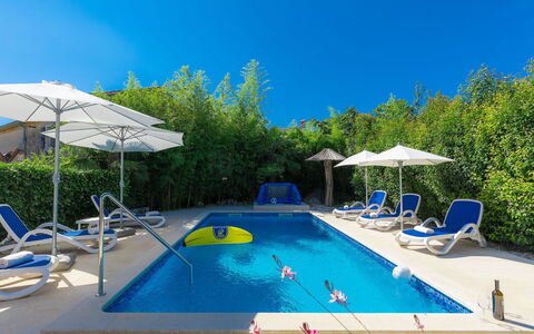 Hrelja: L'Eau, Ciel, Propriété, Piscine, Bâtiment, Bleu, Parapluie, Ombre, Plante, Chaise